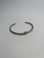 Sølv Åbent Armbånd med Hvide Sten - Moderne og Elegant