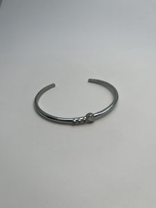 Sølv Åbent Armbånd med Hvide Sten - Moderne og Elegant