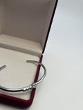 Sølv Åbent Armbånd med Hvide Sten - Moderne og Elegant