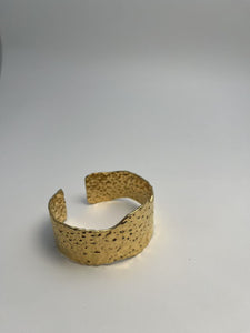 Guldbelagt Tekstureret Åbent Armbånd - Elegant og Vintage