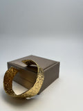Guldbelagt Tekstureret Åbent Armbånd - Elegant og Vintage