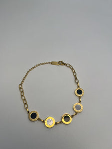 Guldbelagt Sort og Hvid Sten Armbånd - Elegant og Klassisk