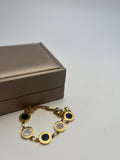 Guldbelagt Sort og Hvid Sten Armbånd - Elegant og Klassisk