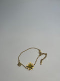 Guldbelagt Blomst Hvid Sten Vedhæng Armbånd - Elegant og Fint
