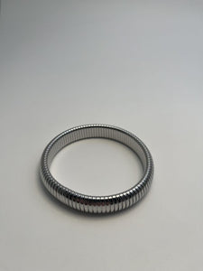 Sølvbelagt Tekstureret Lukket Armbånd - Simpelt og Elegant