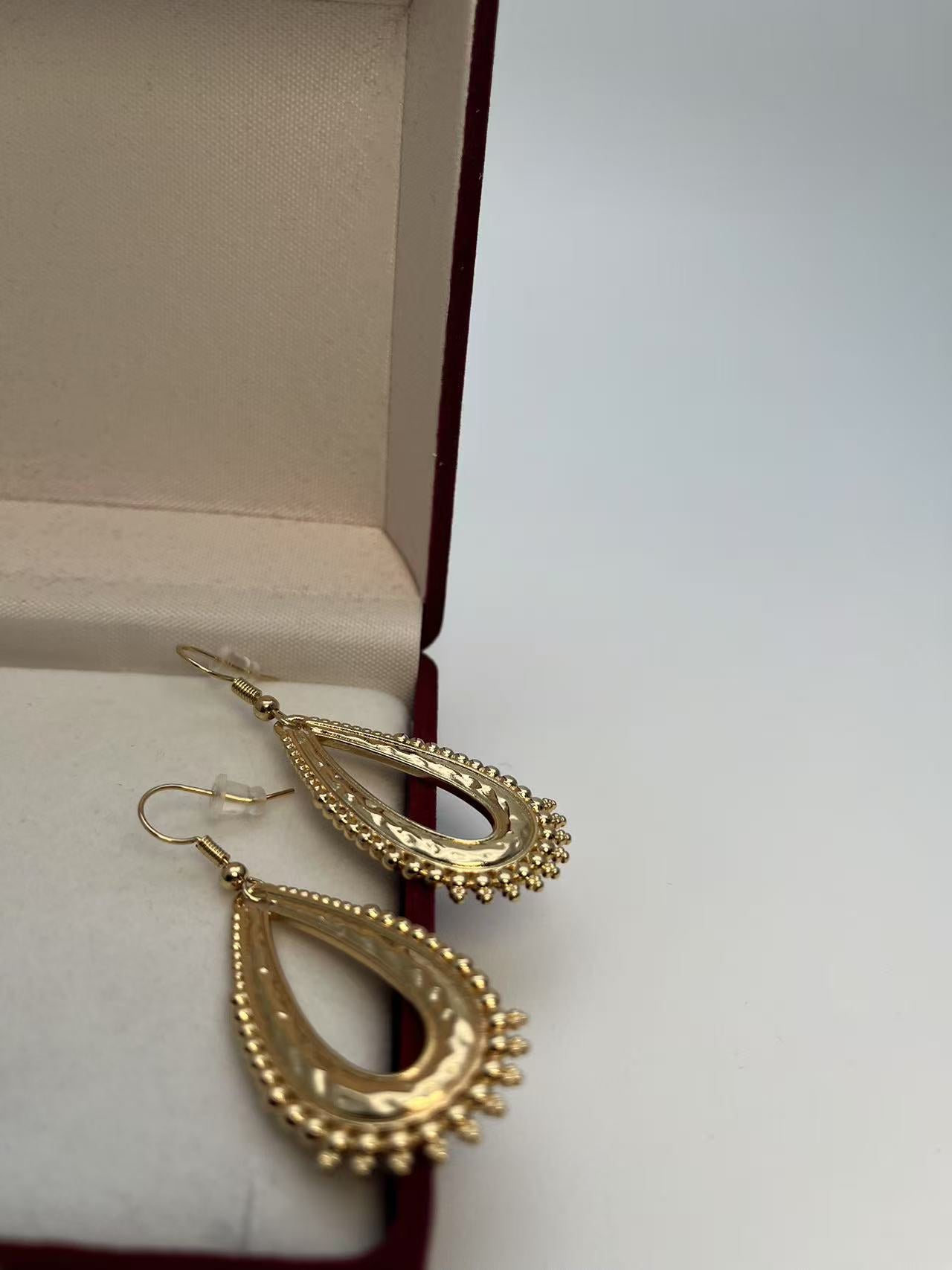 Guldbelagt Dråbeformet Øreringe med Hamret Mønster og Perler - Elegant og Vintage