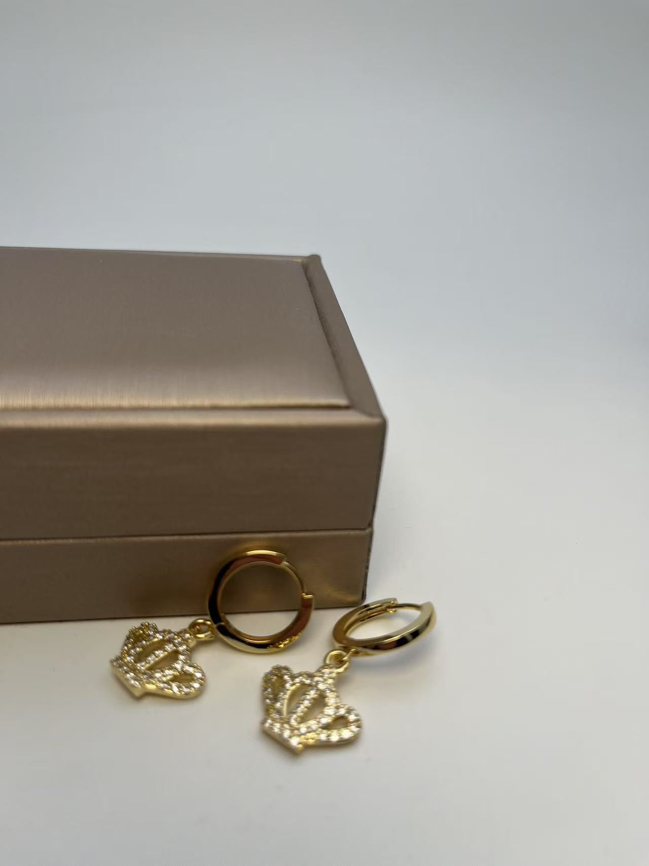 Guldbelagt Krone Ring Øreringe med Glitrende Sten - Elegant og Kongelig