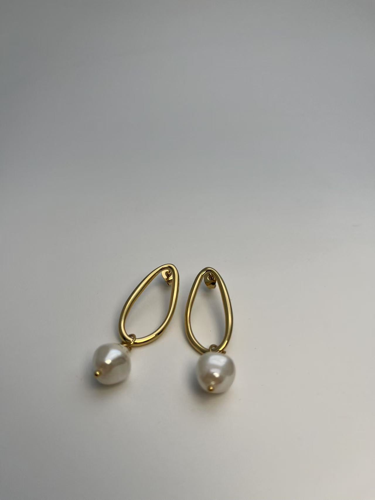 Guldbelagt Oval Ring og Perle Øreringe - Simpelt og Elegant