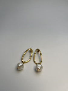 Guldbelagt Oval Ring og Perle Øreringe - Simpelt og Elegant