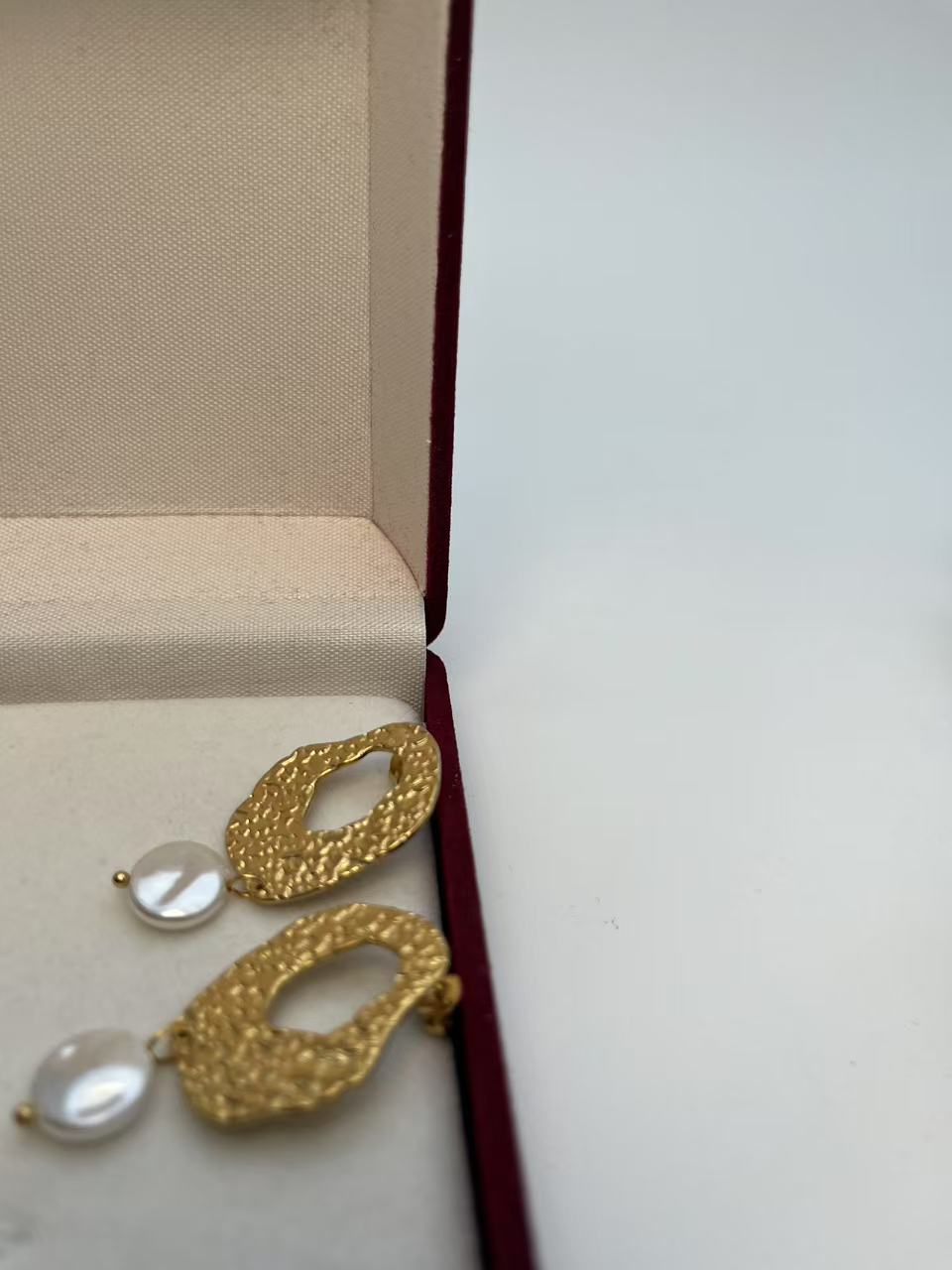 Guldbelagt Uregelmæssig Hammered Perle Øreringe - Unik og Elegant