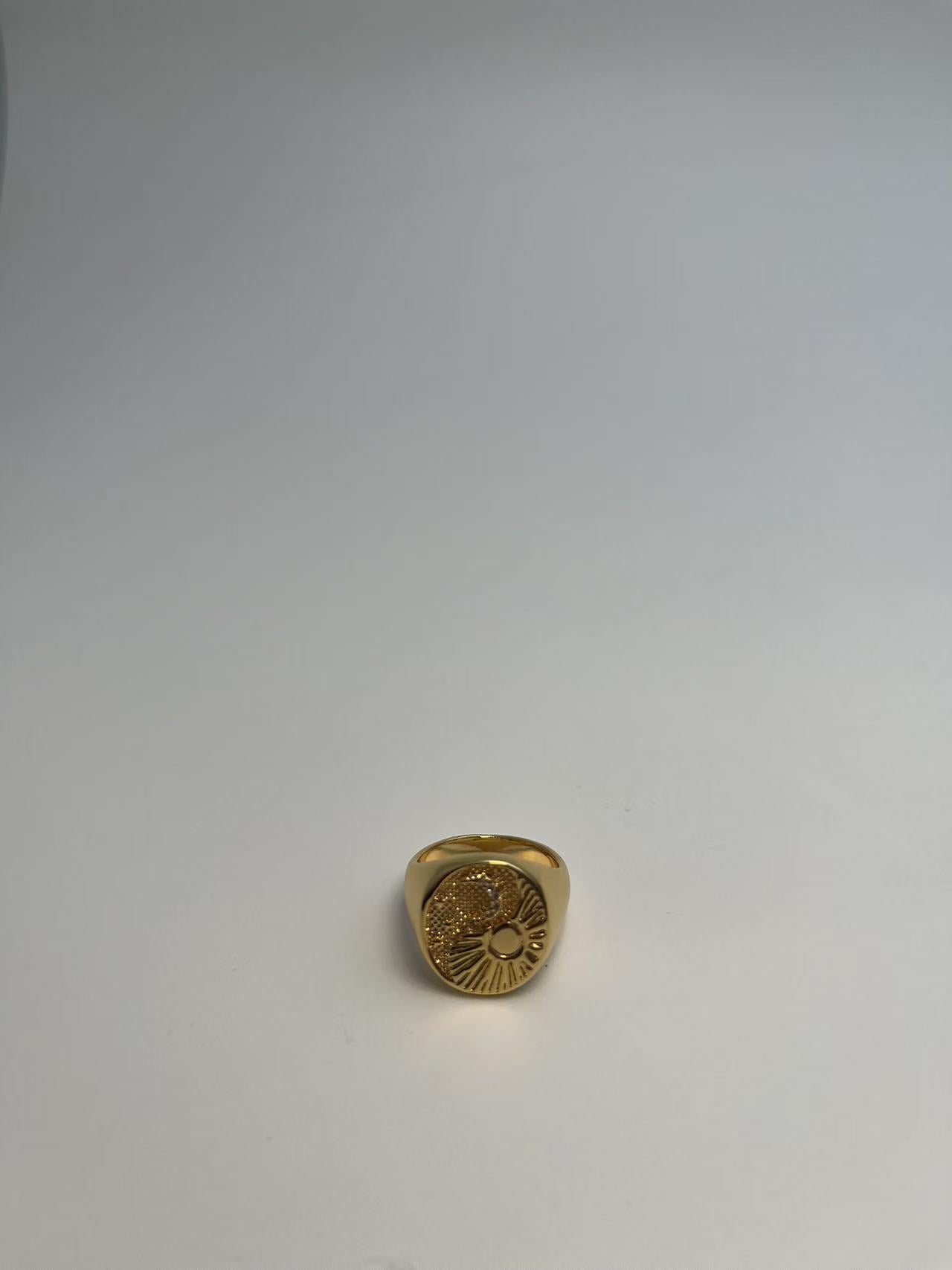 Guldbelagt Solmønster Bred Ring - Retro og Storslået