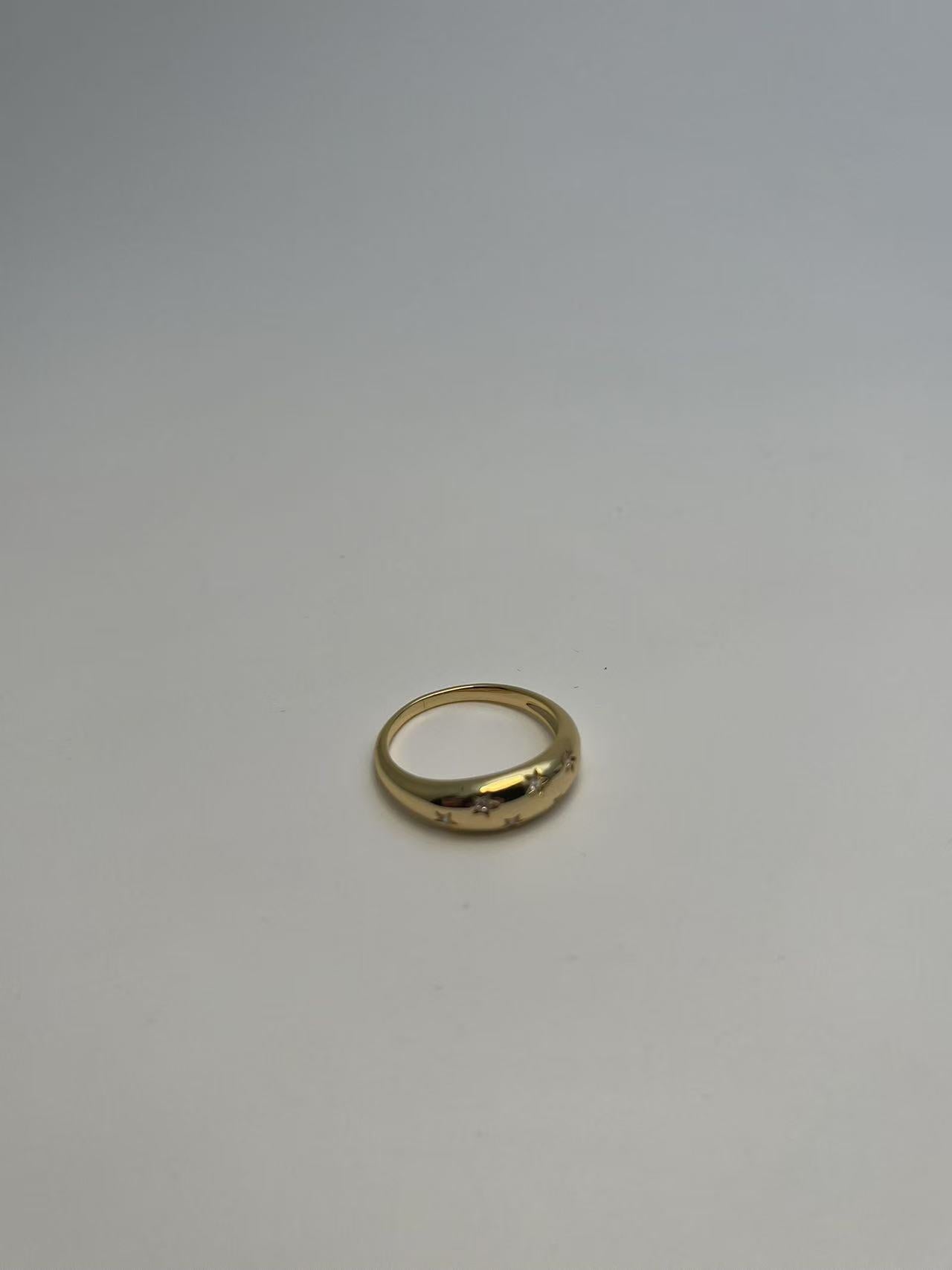 Guldbelagt Bred Ring med Tre Hvide Sten - Elegant og Moderne