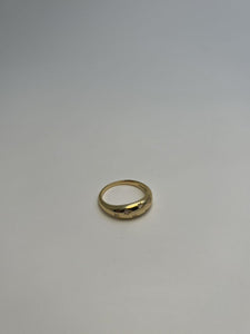 Guldbelagt Bred Ring med Tre Hvide Sten - Elegant og Moderne