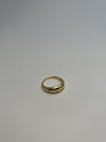 Guldbelagt Bred Ring med Tre Hvide Sten - Elegant og Moderne