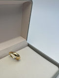 Guldbelagt Bred Ring med Tre Hvide Sten - Elegant og Moderne
