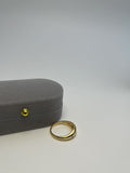 Guldbelagt Bred Ring med Tre Hvide Sten - Elegant og Moderne