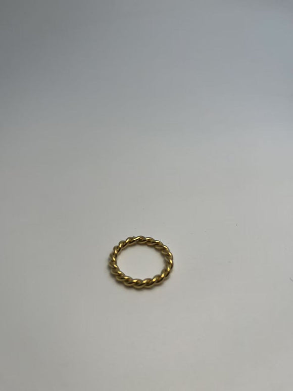 Guldbelagt Snoet Design Ring - Simpelt og Klassisk